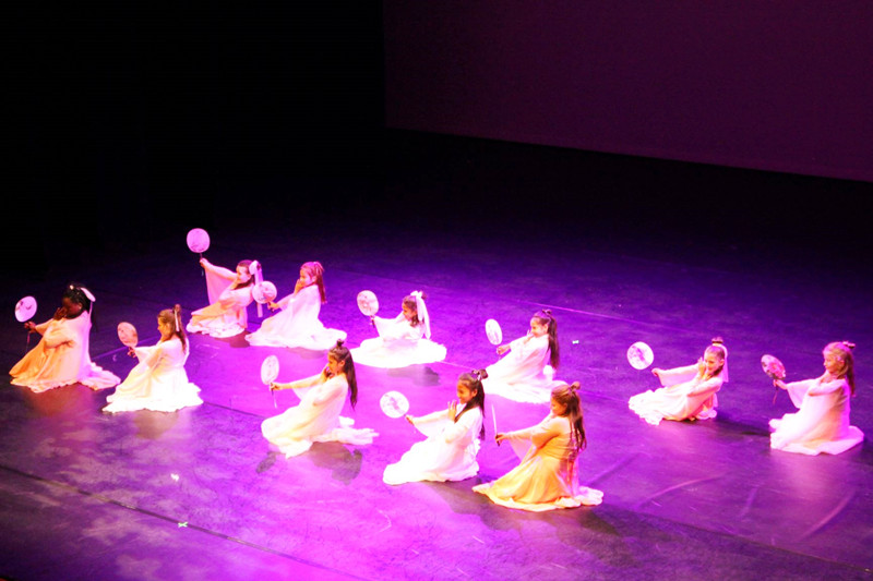da8e42742c90466344497072aac45eb4.jpg 05:沃卓福小学孔子课堂学生在表演《雨中花》_副本.jpg