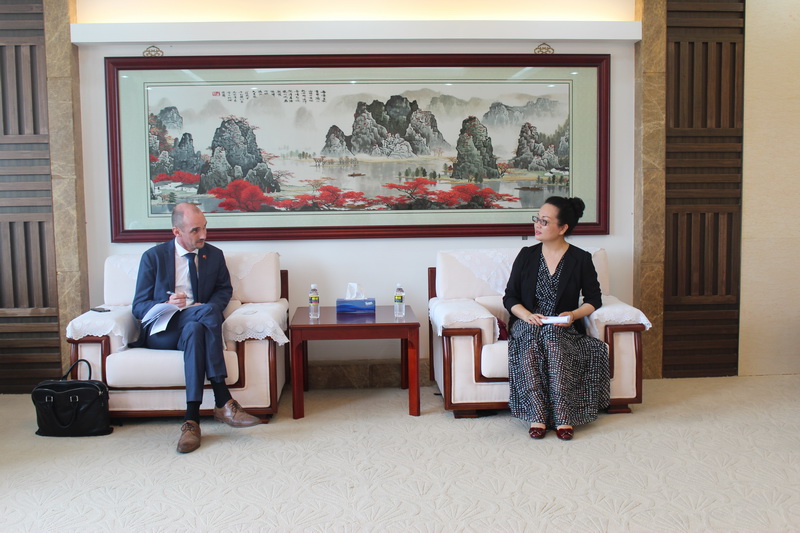35a92595f9ac095f2b4a31f38d366866.jpg 杜明娥书记(图右)会见倪杰缔领事.jpg