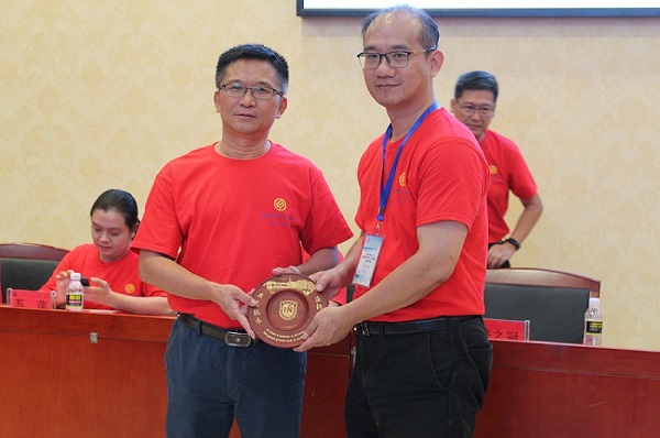867617c88ec753dc6aaacad490bc0b7b.jpg 学校党委常委、统战部部长陈明宝向台湾嘉南药理大学领队教师徐宏修赠送纪念品.JPG