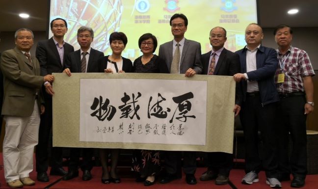 a14adc5a27e9270c38000f4429e34b58.jpg 法学院院长王琦教授(右四)代表学校向马来西亚海南会馆联合会总会长拿督林秋雅女士(右五)赠送中国书法礼物.jpg