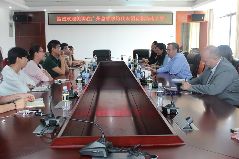 1ee3d173066854891b7473a2e312770a.jpg 美国驻广州总领事白智理与交换生代表们友好交流.jpg