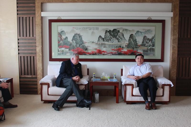 1d42ba85acc7350b6e3aff9601138035.jpg 何忠平副校长会见BJ Reed.jpg