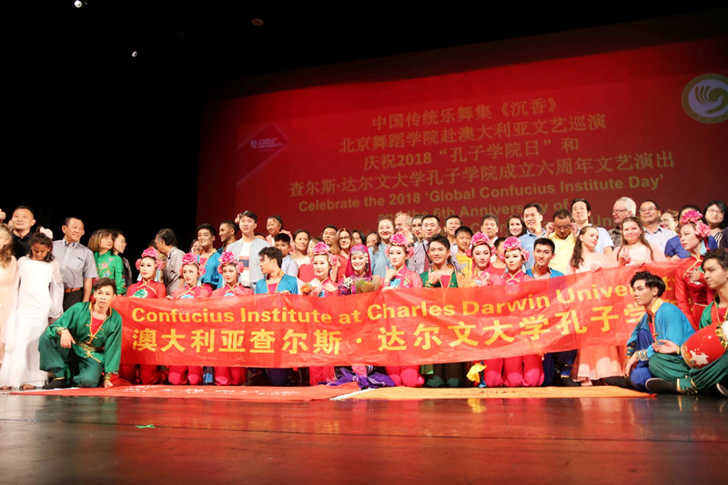 43848643a1055cf27bd5145e3e62db03.jpg 04:北京舞蹈学院学生和涌上台的观众合影_副本.jpg