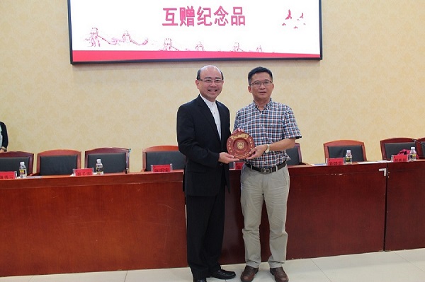 45e7c4d3011f3900b7ec9009fc84c258.jpg 陈明宝常委向吴忠宏教授赠送纪念品.JPG