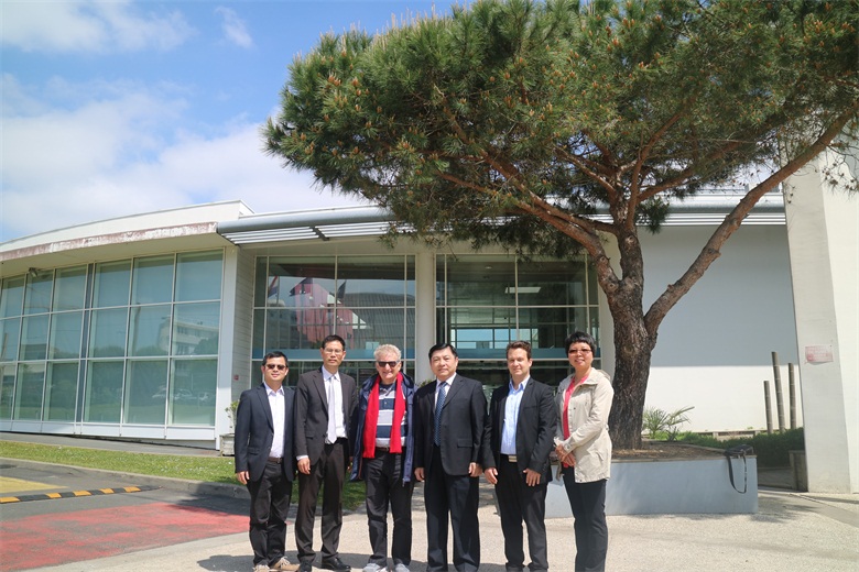 68633e339510f9fc96af0a01e2adf9b5.jpg 访问法国拉罗谢尔高等商学院.JPG