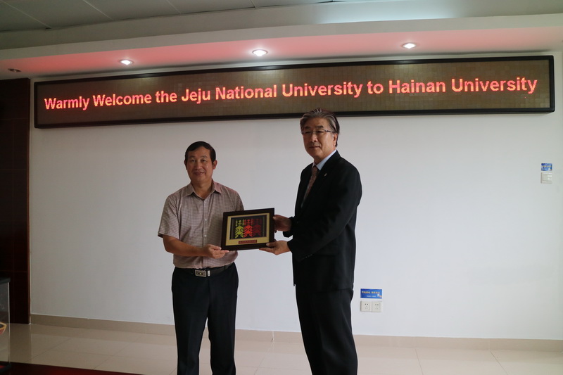 7f3f0965743e47207f79f870dd4d8467.jpg 李建保校长向Kim DooChul副校长赠送礼品.jpg