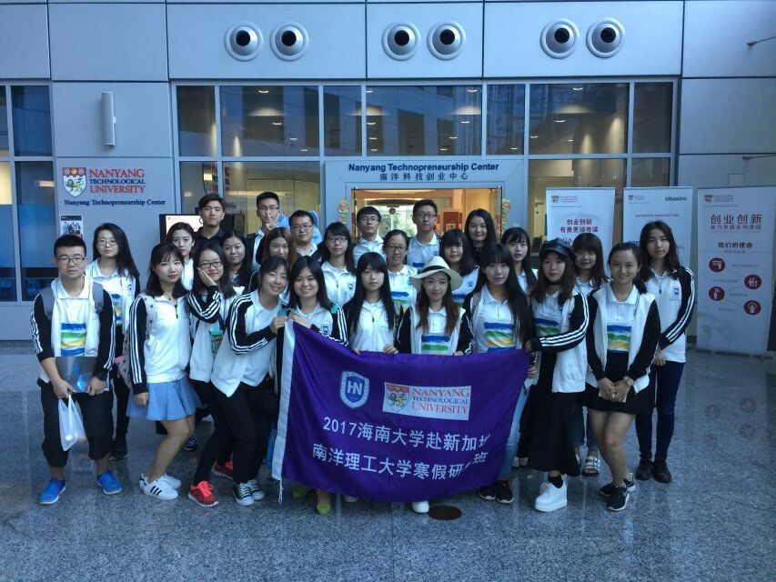 dff8666979cf126227f392a865a05871.jpg 1、新加坡南洋理工大学寒假研修班欢迎仪式后合影留念.jpg