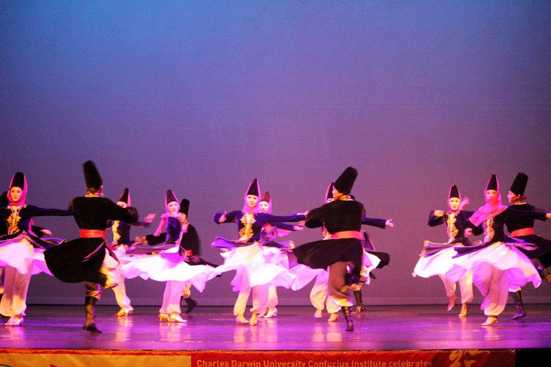 d9cdf38cc1e1df45775e8d587164a648.jpg 03:北京舞蹈学院学生在表演少数民族舞蹈_副本.jpg