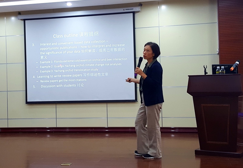 ca33dcf6ec2a6f712fa79e2a6533d908.jpg 刘虹教授授课.jpg