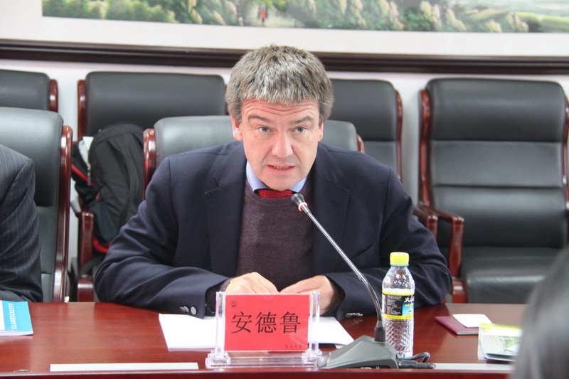 28fb144186b34fad08c506faa59229a1.jpg 英国格林威治大学校长安德鲁.jpg