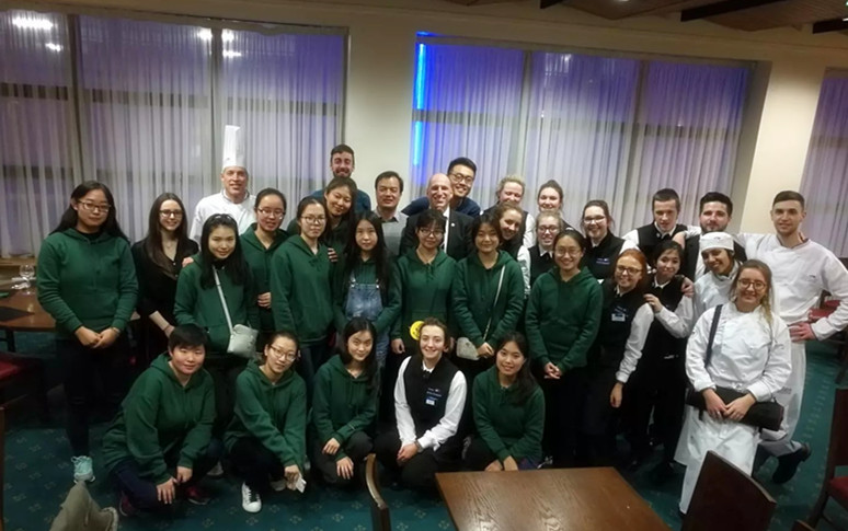 900a01e4bdf381de8f101ba6c112e83e.jpg 2、与DIT旅游学院的师生交流合影.jpg