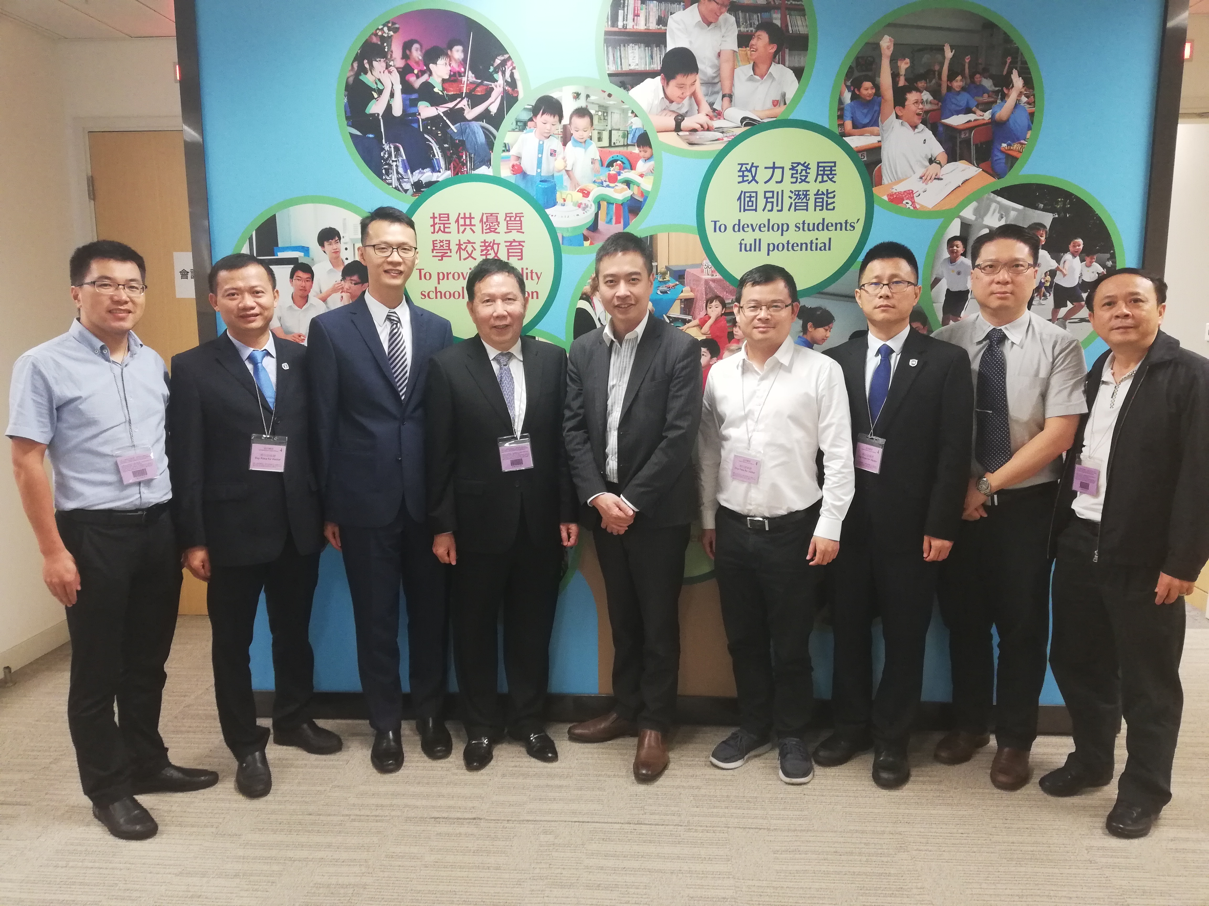425345ef1f894c14df61aec30f2e19c0.jpg 走访香港教育局.jpg