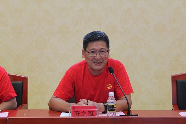 243194a2a299ae3060a71e350c3696ae.jpg 中华全国台湾同胞联谊会副会长、海南省台湾同胞联谊会会长、此次夏令营营长符之冠致开营词并向夏令营营员代表授营旗.JPG