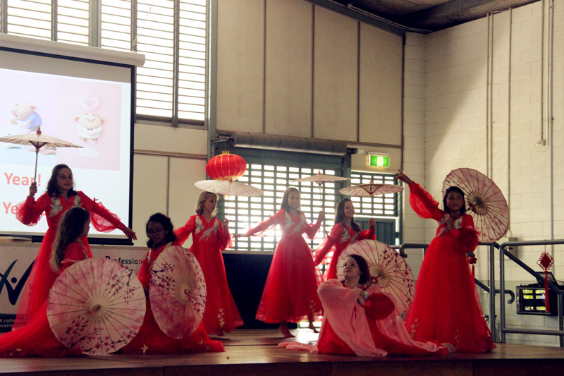 b24a4bd12d598c5ded1d4f2a17b30851.jpg 图四:沃卓福小学舞蹈队表演舞蹈《风筝误》_副本.jpg