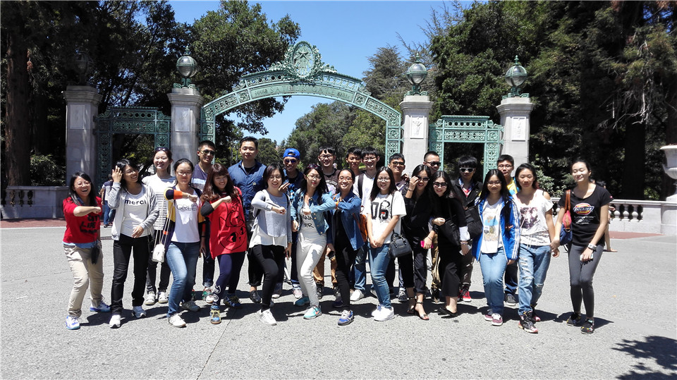 8e684d1d47a1d2713f3d6c3bd25a3bb1.jpg 1.我校暑期班学员在加州大学伯克利分校门口合影.jpg